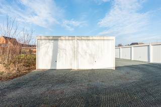 Te koop: garage in het centrum van Lebbeke, rustig gelegen zonder rechtstreekse connectie met de straat. Deze garage biedt een veilige en discrete...