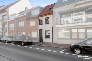 Droom je van een instapklare woning waar je meteen je koffers kunt uitpakken? Dan is deze charmante stadswoning in het centrum van Torhout precies wat je zoekt!<br /><br />Volledig en kwalitatief gerenoveerd in 2022, combineert deze gezellige woning modern wooncomfort met een uitstekende energiezuinigheid (EPC-label B). Achter de aantrekkelijke gevel ontdek je een warme leefruimte met praktische kastenwand, een stijlvolle, volledig uitgeruste keuken en een zonnig terras dat uitkijkt op een gezellige stadstuin – de ideale plek om te ontspannen of vrienden te ontvangen.<br /><br />Op de eerste verdieping vind je een ruime slaapkamer en een moderne badkamer. Via een vaste trap bereik je de tweede, verrassend ruime slaapkamer onder het dak, perfect als master bedroom, hobbyruimte of thuiskantoor.<br /><br />- Volledig gerenoveerd in 2022<br />-  Energiezuinig (EPC-label B)<br />- Conforme elektriciteit<br />- Asbestvrij<br />- Terras én leuke stadstuin<br />- 2 ruime slaapkamers<br />- Topligging in het centrum van Torhout<br /><br />Bovendien woon je hier op wandelafstand van winkels, scholen, horeca en openbaar vervoer, met een vlotte verbinding naar de E403 op slechts enkele minuten rijden. Garageboxen te huur vind je in de onmiddellijke omgeving.<br /><br />Kortom: een ideale starterswoning, slimme investering of gezellige thuis voor wie centraal en zorgeloos wil wonen.<br /><br /> Interesse? Contacteer ons vandaag nog voor een bezoek via 050 82 37 71 en ontdek zelf de charme van deze unieke woning!<br />