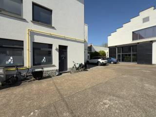 Deze gelijkvloerse ruimte van 110 m² is ideaal gelegen, vlak bij station Gent-Sint-Pieters. Dankzij de nabijheid van de Voskenslaan, de R4 en...