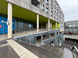 Parkeerplaats te koop op een uitstekende locatie vlak aan Station Leuven.<br /><br />De parking is gemakkelijk bereikbaar en vlot toegankelijk. Via de uitgang kom je rechtstreeks uit aan Station Leuven, waardoor je meteen aansluiting hebt op trein en bus én op wandelafstand bent van het centrum van Leuven.<br /><br />Een interessante parkeeroplossing voor pendelaars, buurtbewoners of werknemers in Leuven, maar eveneens aantrekkelijk als investering met het oog op verhuur.<br /><br />In totaal worden op deze locatie 16 parkeerplaatsen te koop aangeboden. Naast de aankoop van één individuele parkeerplaats is het dus ook mogelijk om meerdere parkeerplaatsen gecombineerd aan te kopen, ideaal voor investeerders of professionele doeleinden.<br /><br />Troeven:<br /><br />Toplocatie aan Station Leuven<br />Gemakkelijke toegang<br />Rechtstreekse uitgang aan het station<br />Centrum van Leuven vlakbij<br />Geschikt voor eigen gebruik of verhuur<br />16 plaatsen beschikbaar – aankoop van meerdere parkings mogelijk<br /><br />Interesse? Neem contact met Thomas via thomas@sophimo.be of 0499 22 99 24!