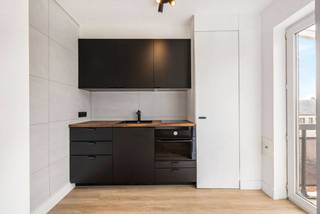 Zopas gerenoveerd 1 slaapkamer appartement nabij het centrum. Ideale investering! Voor de snelle beslisser! Neem snel contact op met Jens van Capston Real Estate voor meer info of een bezoek. jens@capston.be. Op wandelafstand van: bakkers, slagers, grootwarenhuizen, horeca, openbaar vervoer, scholen... Veel lichtinval. Privatief terras met berging ( oriëntatie: Zuidwesten ) Indeling: Inkomhal, leefruimte, vernieuwde keuken voorzien van combi-oven en aansluiting voor een vaatwas ), slaapkamer, vernieuwde badkamer. Ook geschikt als opbrengsteigendom! Momenteel verhuurd. P-score: B / G-score: B. Wg, Vg, Gvv, Gvkr Gmo. jens@capston.be
