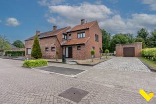 Gezinswoning met ruime tuin en bijgebouw.<br /><br />Deze verrassend ruime woning is rustig gelegen en biedt tal van mogelijkheden voor gezinnen, thuiswerkers of wie op zoek is naar extra leefruimte.<br /><br />Via de inkomhal met gastentoilet betreedt u de woning. De lichtrijke woonkamer biedt voldoende plaats voor zowel een gezellig salon als een eetplaats en geniet van een aangenaam uitzicht op de tuin. Aansluitend bevindt zich de keuken, die rechtstreeks toegang geeft tot het overdekte terras, een ideale plek om het hele jaar door van het buitenleven te genieten.<br /><br />Op het gelijkvloers vindt u tevens een ruime badkamer, uitgerust met een bad, douche en een extra toilet. Hier bevinden zich eveneens de aansluitingen voor wasmachine en droogkast. <br />Daarnaast beschikt de woning over een karaktervolle opkamer. Deze ruimte wordt momenteel gebruikt als slaapkamer, maar leent zich eveneens perfect als bureau, thuiswerkruimte, speelkamer of hobbykamer.<br /><br />Op de verdieping bevinden zich maar liefst vijf kamers, waardoor deze woning bijzonder veel ruimte biedt en tal van invullingen mogelijk zijn.<br /><br />Buiten geniet u van een ruime tuin waar rust en privacy centraal staan. <br />Verder beschikt het eigendom over een garage en tuinhuis.<br /><br />Dankzij een EPC-label D is er geen renovatieverplichting.<br /><br />Kortom, een woning met een uitzonderlijk ruimteaanbod, een rustige ligging en een grote tuin, ideaal voor wie op zoek is naar comfortabel wonen met tal van mogelijkheden.<br /><br />Benieuwd? Bel ons voor een bezoek op 014 58 02 08.