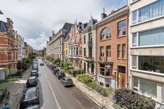 Dit charmant opbrengsteigendom met twee appartementen, thans ingedeeld als een multifunctioneel gelijkvloers en twee appartementen, te koop in de Markgravewijk van Antwerpen heeft een bewoonbare oppervlakte van in totaal 340 m². In de nabije omgeving bevinden zich het Hof van Leysen, tal van horeca gelegenheden zoals Café Kamiel en belangrijke invalswegen.Indeling:KelderverdiepingGelijkvloers: multifunctionele ruimte van 110m²- twee kantoorruimtes- keuken- sanitaire voorzieningen- stadskoer van 13m²Eerste verdieping: appartement van 90m²- leefruimte met open keuken- twee slaapkamers- badkamer met bad en inloopdouche- apart toilet- terras (niet vergund)Tweede en derde verdieping : duplex appartement van 130m²- leefruimte met open keuken- drie slaapkamers- apart toilet- badkamer met douche, bad en toiletDit charmant opbrengsteigendom met veel potentieel wordt te koop aangeboden voor een vraagprijs van 999.000 euro.Bent u geïnteresseerd in een appartement of woning te koop in Antwerpen? Aarzel dan niet om ons te contacteren. EPC: 179 kWh/m²EPC: 176 kWh/m²Bestuursmaatregelen in het maatregelenregister: nee