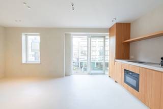 <strong>Ligging</strong><br /><br />Rustig gelegen aan de Wielingen en de <strong>Zeedijk</strong> van Knokke Heist. Het appartement bevindt zich op het 2de verdiep van de <strong>Residentie Saint-Georges.</strong><br /><br /><strong>Indeling</strong><br /><br />Het <strong>gerenoveerd appartement</strong> bestaat uit een inkom met vestiaire en gastentoilet. De lichtrijke woonkamer met eetruimte en toegang naar de buitenruimte. Een volledig ingerichte open keuken met toestellen van Miele. Via de nachthal ga je naar de badkamer met lavabo en inloopdouche (<strong>mortex</strong>), de eerste slaapkamer/bureau ruimte met ingewerkte kasten (<strong>afromosia hout</strong>) en tweede slaapkamer met stapelbed en ingewerkte kasten.<br /><br /><strong>Troeven</strong><br /><br />- ligging<br />- vrij bij akte<br />- ventilatie C+<br />- mortex vloer<br />- <strong>renovatie 2024</strong><br />- een kelderberging<br />- <strong>ingemaakte kasten</strong><br />- vloerverwarming<br />- zijdelings zicht op zee<br />- hoogwaardige materialen<br />- gemeenschappelijke fietsenberging<br /><br />Mogelijkheid tot aankoop van een ondergrondse autostandplaats. <br /><br />Voor inlichtingen en/of bezoek, bel Guillaume Delbecque 0472/25.70.76