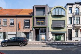 <p>Interesse in dit pand? Neem voor bijkomende informatie of het maken van een afspraak rechtstreeks contact op met Kevin Jansegers via <strong>+32 478 96 68 17</strong> of <strong>kevin.jansegers@copandi.be</strong>.</p><p></p><p><strong>CHARMANT 1-SLAAPKAMERAPPARTEMENT MET RUIM TERRAS – IDEALE STARTERSWONING OF INVESTERING</strong></p><p></p><p>Op de <strong>eerste verdieping</strong> van een goed gelegen residentie aan de <strong>Jules Moretuslei 239/101 te Wilrijk</strong> vinden we dit aangename appartement van ca. <strong>80 m²</strong>, voorzien van <strong>één slaapkamer en een ruim terras</strong>.</p><p></p><p>De praktische indeling, aangename leefruimte en het ruime terras maken dit appartement bijzonder interessant voor <strong>starters</strong> die op zoek zijn naar een eerste eigen thuis. Ook voor <strong>investeerders</strong> biedt deze eigendom mooie mogelijkheden dankzij de vlotte ligging, de aantrekkelijke oppervlakte en de <strong>zeer lage gemeenschappelijke kosten</strong>.</p><p></p><p>Een appartement met een <strong>uitstekende prijs-kwaliteitverhouding</strong> en tal van mogelijkheden, zowel voor eigen bewoning als voor verhuur.</p><p></p><p><strong>Snel zijn is de boodschap!</strong> Appartementen met deze combinatie van oppervlakte, terras en lage gemeenschappelijke kosten zijn schaars.</p><p></p><p><strong>Interesse? Contacteer ons vandaag nog voor meer informatie of een bezoek ter plaatse.</strong></p><p></p><p>✅ Gelegen op de eerste verdieping</p><p>✅ Ca. 80 m² woonoppervlakte</p><p>✅ 1 ruime slaapkamer</p><p>✅ Ruim terras</p><p>✅ Zeer lage gemeenschappelijke kosten</p><p>✅ Ideaal als starters-appartement</p><p>✅ Ook bijzonder geschikt als investering</p>
