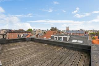 Dit verzorgd appartement combineert een aangename lichtinval met een praktische indeling en een opvallend ruim terras van 21 m². Ook de ligging is bijzonder handig: winkels, horeca, openbaar vervoer en dagelijkse voorzieningen bevinden zich vlot binnen bereik, terwijl zowel Antwerpen-Berchem als het stadscentrum goed bereikbaar zijn. Zo woont u centraal, met alles dichtbij en toch met een fijne buitenruimte als extra troef.<br /><br /><strong>Indeling</strong><br />Via de hal bereikt u de zonnige woon- en eetkamer, die dankzij de natuurlijke lichtinval een frisse en aangename sfeer heeft. Aansluitend bevindt zich de keuken, uitgerust met gasfornuis, oven, dampkap en spoelbak.<br />Verder beschikt het appartement over een ruime slaapkamer en een nette badkamer met douche, toilet en lavabo in meubel.<br />Er is een terras van ±21 m², dat een mooi open en panoramisch zicht over de stad biedt. Een aangename plek om buiten te zitten en tegelijk een gevoel van ruimte aan het appartement toevoegt.<br /><br /><strong>Bijzonderheden</strong><br />Inclusief private kelder, hoogrendementsbeglazing in PVC en individuele centrale verwarming op gas. Ook de lage gemeenschappelijke kosten vormen een praktische troef.<br /><br />Een fris en verzorgd stadsappartement met een sterke ligging en een buitenruimte die het verschil maakt.<br /><br />Elektrische keuring in aanvraag.<br /><br />Dit appartement valt onder de renovatieverplichting: Nieuwe eigenaars van energieverslindende woongebouwen (met een EPC-label E of F) worden verplicht om binnen de 6 jaar na aankoop energetisch te renoveren tot minimaal EPC-label D.<br />https://www.vlaanderen.be/bouwen-wonen-en-energie/kopen-en-verkopen/een-huis-of-appartement-kopen/renovatieverplichting-voor-residentiele-gebouwen<br /><br /> 