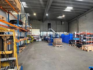 - hoofdmagazijn voorzien van 3 vrachtwagen poorten<br />- lager magazijn naast het bestaande<br />- gelijkvloerse receptieruimte<br />- monderne kantoren met keuken, terrassen, sanitair (M/V)<br /><br />Per direct beschikbaar