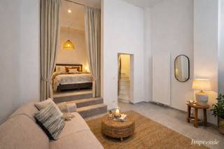 <p>In hartje Antwerpen vinden we deze charmante gesloten bebouwing, oorspronkelijk opgericht rond 1900 en in 2022 volledig gerenoveerd.<br /><br />Momenteel wordt het pand succesvol verhuurd via Airbnb, met een bewezen opbrengst van ca. €1.550 netto per maand, wat dit een uitstekende investeringsopportuniteit maakt voor wie op zoek is naar een rendabele en zorgeloze opbrengsteigendom.<br /><br />Wat dit pand extra interessant maakt, is het aanzienlijke groeipotentieel. De huidige opbrengst is slechts een vertrekpunt: door optimalisatie van inrichting kan het rendement verder verhoogd worden.<br /><br /><span><strong>INDELING</strong></span>:<br /><br />Via de inkom kom je meteen terecht in de gezellige leefruimte met zithoek en trap naar de bovenliggende verdiepingen.<br /><br />Op de eerste verdieping is er een lichtrijke open keuken met eetruimte, ideaal voor wie houdt van koken en gezellig tafelen, alsook een apart gastentoilet.<br /><br />De tweede verdieping telt twee volwaardige slaapkamers, terwijl de derde verdieping ruimte biedt aan een derde slaapkamer aan de voorzijde en een moderne badkamer met inloopdouche en wastafel aan de achterzijde.<br /><br />De kelder is droog, volledig op stahoogte en verdeeld in twee compartimenten, waar zich onder meer de meters van de nutsvoorzieningen, de cv-installatie en de rioleringsaansluiting bevinden.<br /><br /><span><strong>BIJZONDERHEDEN</strong></span>:<br /><br />- Ideaal als Airbnb/investering<br />- Volledige renovatie in 2022<br />- Netto rendement ca. 4%: aanzienlijk groeipotentieel!<br />- Nabij gezellige cafés, restaurants en culturele hotspots<br />- Gelegen in de oude stadskern</p>