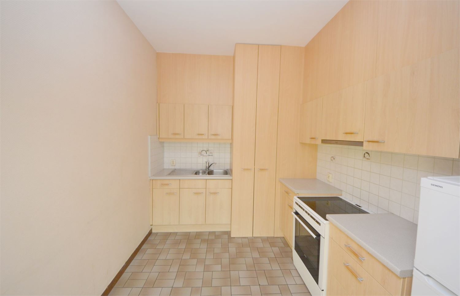 Ruim en lichtrijk 2-slaapkamerappartement met terras en parking voor de deur NINOVE - foto 5