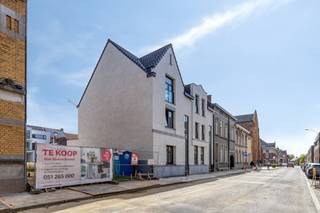 In the characterful Sint-Hubrechtshof project, you will find this energy-efficient mansion. This is not an average new-build home, but a stylish mansion that is part of an exclusive living concept, where architecture, sustainability and home comfort go hand in hand.The house offers an impressive living area, with high ceilings that provide an extra spacious feeling and lots of natural light. Thanks to the high-quality finish with high-quality materials, you will experience a modern living style with an eye for detail. The house is currently finished as a shell, so that you, as a buyer, may still be able to make your own choices in finish, without a long waiting period to move.Layout of the house:Ground floor: - entrance hall - separate toilet - storage - spacious and bright living space - open kitchen with every comfortFirst floor: - bedrooms 1 and 2 - bathroom with sink and bath - separate toiletSecond floor: - bedrooms 3 and 4 - space for a second bathroom - separate toiletAtticCourtyard with private terrace and bicycle storage. House assets:- Unique location in an up-and-coming neighborhood in the heart of Roeselare - Casco purchase possible- High-quality finish with high-quality materials- 4 spacious bedrooms available- A separate toilet on each floor- Private terrace with a view of the courtyard- Closed private parking on the site