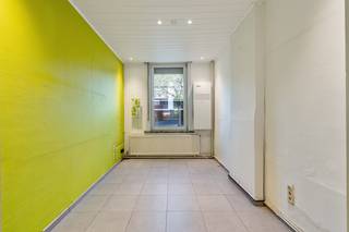 Deze woning bevindt zich aan de Mechelsesteenweg 66 te Leuven, op wandelafstand van het stadscentrum en in de nabijheid van de op- en afrit van de E314. Dankzij deze ligging geniet je van een uitstekende bereikbaarheid en ben je toch dicht bij alle voorzieningen.<br /><br />Bij het binnenkomen kom je via de gang in de leefruimte, die ingedeeld is in een eetplaats, een gezellige zithoek en een vernieuwde keuken. Deze keuken is voorzien van een dakkoepel, waardoor er extra daglicht binnenvalt en een aangename, open sfeer ontstaat.<br /><br />Achter de keuken vinden we een tussenruimte met de badkamer en een afzonderlijk toilet. Deze ruimte geeft toegang tot de veranda met zonnewering en de achterliggende tuin – een fijne plek om te ontspannen.<br /><br />Op de eerste verdieping bevinden zich aan de voorzijde een slaapkamer en achteraan een doorloopkamer, die tevens toegang geeft tot de zolderkamer(s) onder het dak.<br /><br />Verder omvat de woning airconditioning in de leefruimte en de voorste slaapkamer, een praktische kelder met ventilatiesysteem, een veranda met zonnewering en een aangenaam stadstuintje.<br /><br />Bent u bijgevolg op zoek naar een instapklare woning en dit op een gunstige locatie? Aarzel dan niet en plan vandaag nog een bezoek via janschrijvers@immojanstas.be of 0495/18 95 81.<br /><br />Bijkomende info (EPC, bodemattest, stedenbouwkundige inlichtingen,...) kan U hieronder downloaden ↓.