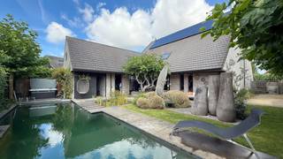 <article>
<div>
<div>
<div>
<div>
<div>
<div>
<p>Exclusieve villa met privé- en praktijkgedeelte – stijlvolle, prachtig aangelegde tuin...</p>
<p>In een rustige, residentiële wijk nabij Het Zoute bevindt zich deze unieke, architecturaal vormgegeven woning die op harmonieuze wijze wonen en werken combineert. Deze uitzonderlijke eigendom is uitermate geschikt voor wie een vrij beroep uitoefent of op zoek is naar een royale woning met polyvalente ruimtes.</p>
<p>Achter de statige gevel schuilt een indrukwekkend volume met een elegante inkomhal en vide, die meteen een gevoel van ruimte en licht creëert. Het gelijkvloers biedt een professioneel ingerichte praktijkruimte met wachtruimte en gastentoilet, volledig afgescheiden van het private woongedeelte. Op de verdieping bevindt zich een riante ruimte die momenteel dienst doet als fitness, maar zich perfect leent tot andere invullingen.</p>
<p>De leefruimtes stralen rust en comfort uit: een sfeervolle woonkamer en een aparte eetruimte geven beide uit op de prachtig aangelegde tuin. De aparte keuken is ruim en functioneel ingericht. Dankzij de grote raampartijen geniet u binnen van een constante verbondenheid met het groen buiten.</p>
<p>De tuin is zonder twijfel een van de grootste troeven van deze woning: zuidgericht, weelderig aangelegd en voorzien van verschillende terrassen, een zwemvijver, jacuzzi en zelfs een petanquebaan – ideaal voor ontspanning of het ontvangen van gasten in stijl.</p>
<p>Op de verdiepingen vindt u meerdere volwaardige slaapkamers, een dressing, badkamers en multifunctionele ruimtes, ideaal voor grote gezinnen of wie op zoek is naar extra privacy.</p>
<p>De woning beschikt over een ruime oprit, carport, fietsenstalling, een inpandige garage en extra parkeergelegenheid naast de woning – een absolute meerwaarde voor professionele doeleinden.</p>
<p>Een uitzonderlijke kans voor wie op zoek is naar een karaktervolle woning met praktijkruimte én een oase van rust in het groen, op slechts enkele minuten van het bruisende Knokke.</p>
</div>
</div>
</div>
</div>
</div>
</div>
</article>