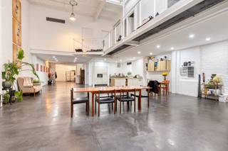 In de Edmond Tollenaerstraat 30 te Laken, gehuisvest in de voormalige koffiebranderij en opslagplaats van "Café de la Paix", bieden wij u een unieke vastgoedopportuniteit aan. Deze monumentale loft van maar liefst 365 m² bevindt zich in een van de meest karaktervolle industriële sites van de hoofdstad en is volledig getransformeerd tot een high-end cohousing-project.<br /><br />Historiek met een visie De site van "Café de la Paix" was in de vroege 20e eeuw een spilfiguur in de Brusselse koffie-industrie. Vandaag de dag is de industriële trots nog steeds zichtbaar in de robuuste architectuur, de indrukwekkende plafondhoogtes en de gigantische raampartijen. Dit historische kader vormt nu de basis voor een modern woonconcept dat perfect inspeelt op de groeiende vraag naar kwalitatief samenwonen in Brussel.<br /><br />Doordachte indeling en maximaal comfort De loft is met uiterste precisie heringericht om een optimale balans te bieden tussen sociale interactie en individuele privacy. Het project omvat:<br /><br />Vijf luxueuze private suites: Elke kamer is een volwaardige entiteit, uitgerust met een eigen badkamer en een eigen toilet. Dit garandeert een hoge graad van wooncomfort en is een doorslaggevende troef op de verhuurmarkt.<br /><br />Monumentale gemeenschappelijke ruimtes: Het hart van de loft is een adembenemende open-plan leefruimte en een ingerichte keuken, waar de authentieke industriële ziel van de koffiebranderij naadloos samensmelt met hedendaags design.<br /><br />Strategische ligging en direct rendement Laken is een buurt in volle herwaardering. Gelegen op een steenworp van de vernieuwde Tour & Taxis-site, de Gare Maritime en het Koninklijk Park, is dit een toplocatie voor jonge professionals die werken in het Brusselse of de Europese wijk. Dankzij de uitstekende bereikbaarheid en de trendy dynamiek van de buurt is de verhuurbaarheid hier nagenoeg gegarandeerd.<br /><br />Het pand is momenteel volledig verhuurd, wat u als investeerder de zekerheid biedt van een onmiddellijke en stabiele cashflow. U koopt niet enkel een uniek stuk architectuur, maar ook een kant-en-klaar en rendabel exploitatiemodel.<br /><br /><b>📞 Interesse in deze investering? </b><span>Contacteer Nils voor een rendementsberekening of een bezoek ter plaatse: 📱 </span><b>0497 248 251</b><span> | 📧 </span><b>Dilbeek@weinvest.be</b>