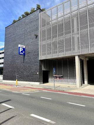Parkeerplaats gelegen op de gelijkvloerse verdieping van Parking INDIGO te Blankenberge.Interessante belegging met een zorgeloos & vooral...