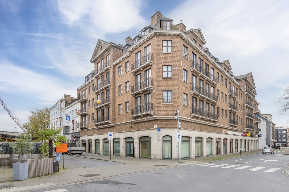 Uniek gelegen commercieel pand in het hart van Kortrijk - foto 1