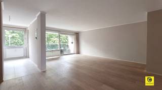<p><span>Stijlvol en zorgeloos wonen: Lichtrijk 2 slaapkamer appartement te Berchem</span></p><p><span>Bent u op zoek naar een instapklare woning waar ruimte, comfort en een uitstekende ligging samenkomen? Dit prachtige appartement van ca. 100 m² in Berchem biedt u alles wat u nodig heeft. Dankzij de doordachte indeling, de twee heerlijke terrassen en een gunstig EPC-label (B), geniet u hier van een zorgeloze toekomst.</span></p><p><span> </span></p><p><span>Inkom & Leefruimte</span></p><p><span>Bij binnenkomst ervaart u direct de praktische indeling. De inkomhal is voorzien van een apart gastentoilet met handenwasser en biedt de perfecte overgang naar de rest van de woning. Het hart van het appartement is de ruime, zonovergoten woon- en eetkamer. De warme parketvloer zorgt hier voor een huiselijke sfeer en de grote raampartijen zorgen voor een oase van licht.</span></p><p><span> </span></p><p><span>Keuken</span></p><p><span>Aansluitend vindt u de volledig geïnstalleerde keuken. Deze is niet alleen functioneel maar ook een lust voor het oog dankzij het hoogwaardige granieten keukenblad. De keuken is voorzien van alle moderne toestellen (kookplaat, dampkap, oven, microgolf, koelkast, vriezer en spoelbak), waardoor elke maaltijd een plezier wordt om te bereiden.</span></p><p><span> </span></p><p><span>Slaapkamers & Badkamer</span></p><p><span>Aan de achterzijde bevinden zich twee rustige slaapkamers van ca. 17 m² en 12 m². Beide kamers zijn uitgerust met gordijnen en lamellen, zodat u altijd geniet van de gewenste privacy en rust. De badkamer is modern en verzorgd ingericht met een inloopdouche, een dubbele lavabo en een grote spiegel die het ruimtegevoel vergroot. Voor extra comfort is er een handige berging voorzien met de nodige aansluitingen voor uw wasmachine en droogkast.</span></p><p><span> </span></p><p><span>Twee terrassen</span></p><p><span>Een grote troef van dit appartement zijn de twee terrassen. Aan de voorzijde geniet u van een fijn terras met een rustgevend uitzicht op het groen, terwijl het terras aan de achterzijde, direct bereikbaar vanuit beide slaapkamers, de ideale plek is voor een rustig moment in de buitenlucht.</span></p><p><span> </span></p><p><span>Garage & Technisch</span></p><p><span>Het appartement is technisch in uitstekende staat: de elektriciteit is volledig conform (AREI) en het EPC-label B is zeer gunstig. Als kers op de taart heeft u de mogelijkheid om een afgesloten ondergrondse garagebox aan te kopen voor 25.000 euro, waardoor parkeerstress definitief verleden tijd is.</span></p><p><span> </span></p><p><span>Troeven</span></p><p><span>- Instapklaar: Zeer goed onderhouden.</span></p><p><span>- Energiezuinig: Gunstig EPC-label B</span></p><p><span>- Kwalitatieve afwerking: Keuken met granieten blad en conforme elektriciteit.</span></p><p><span>- Buitenruimte: Twee terrassen (voor- en achterzijde) </span></p><p><span>- Extra troef: Optionele afgesloten garagebox in het gebouw.</span></p><p><span> </span></p><p><span>Kortom: een comfortabel en energiezuinig appartement op een uitstekende locatie. Maak vandaag nog een afspraak voor een bezoek en ontdek uw nieuwe thuis!</span></p>
