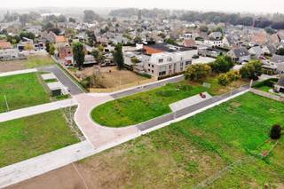 Danneels ontwikkelt het binnengebied tussen de Lijnzaadstraat, de Boterbloemstraat, de Madeliefjesstraat en de Brugsebaan in Gistel tot een een nieuwe familievriendelijke woonbuurt.<br /><br />In een eerste verkoopfase bieden wij hier 11 nieuwe bouwgronden te koop aan bestemd voor open bebouwing.<br /><br /> De perceelgrootte varieert van 424 m² tot 578 m² en alle bouwgronden worden te koop aangeboden zonder bouwverplichting. Je kan dus vrij kiezen wanneer én met welke bouwpartner(s) je samenwerkt. <br /><br />De stad Gistel is goed gelegen ten opzichte van de Kust en de provinciehoofdstad Brugge en is een ideale woonlocatie voor wie op zoek is naar een rustige maar goed bereikbare woonomgeving.<br /><br />In deze familievriendelijke woonwijk is geen doorgaand verkeer en in de centrale groenzone met speelzones kunnen de kleinste buurtbewoners zich helemaal uitleven. <br /><br />Hier woon jij rustig maar toch in het centrum, dicht bij alle voorzieningen. Er is een vlotte aansluiting met de N367 Brugge-Nieuwpoort en de E40.