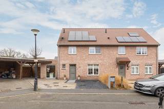<p>In een doodlopende straat in het landelijke Kieldrecht, op wandelafstand van scholen en winkels, ligt deze quasi-nieuwbouwwoning (2019) die rust, ruimte en comfort perfect combineert. Een ideale plek voor wie graag veilig en zorgeloos wil wonen, met alles dichtbij.</p>
<p>De woning biedt maar liefst ca. 186 m² bewoonbare oppervlakte en is praktisch en licht ingericht met een ruime leefruimte, een volledig uitgeruste keuken en drie volwaardige slaapkamers. De afwerking is modern en kwalitatief, met onder meer maatkasten, stalen deuren en airconditioning. Alles is perfect instapklaar.</p>
<p>Buiten geniet u van een volledig omheinde, aangelegde tuin met meerdere terrassen — een fijne plek voor kinderen om te spelen en voor volwassenen om tot rust te komen. Dankzij de doodlopende straat is er nauwelijks verkeer, wat de buurt extra rustig en veilig maakt.</p>
<p>Deze woning is helemaal klaar voor de toekomst:</p>
<ul>
<li>Energiezuinig: EPC A – E-peil 24</li>
<li>Driedubbele beglazing</li>
<li>Zonnepanelen</li>
<li>Warmtepomp (lucht/lucht)</li>
<li>Ventilatiesysteem D</li>
<li>Hoogwaardige isolatie in vloer, dak en muren</li>
</ul>
<p>Dat betekent: lage energiekosten, veel wooncomfort en geen renovatieverplichting.</p>
<p>Een grote troef is de aparte praktijk- of bureauruimte naast de woning. Ideaal voor wie van thuis uit werkt, een vrij beroep uitoefent of gewoon extra ruimte zoekt voor hobby’s of opslag.</p>
<p>Verdere troeven zijn de bijgebouwde carport met watervoorziening en drie extra private parkeerplaatsen, een regenwaterput van 5.000 liter (toiletten, wasmachine en buitenkranen zijn hier op aangesloten), airconditioning in meerdere ruimtes, waterontharder, videofoon en moderne technieken.</p>
<p>Kortom: Een woning die praktisch, energiezuinig en aangenaam wonen moeiteloos samenbrengt, op een locatie waar rust en bereikbaarheid hand in hand gaan. Hier kunt u gewoon verhuizen en beginnen genieten.</p>
<p>Interesse of een bezichtiging plannen? Neem snel contact op via wouter@deboerenpartners.be of telefonisch op 03 377 55 00!</p>