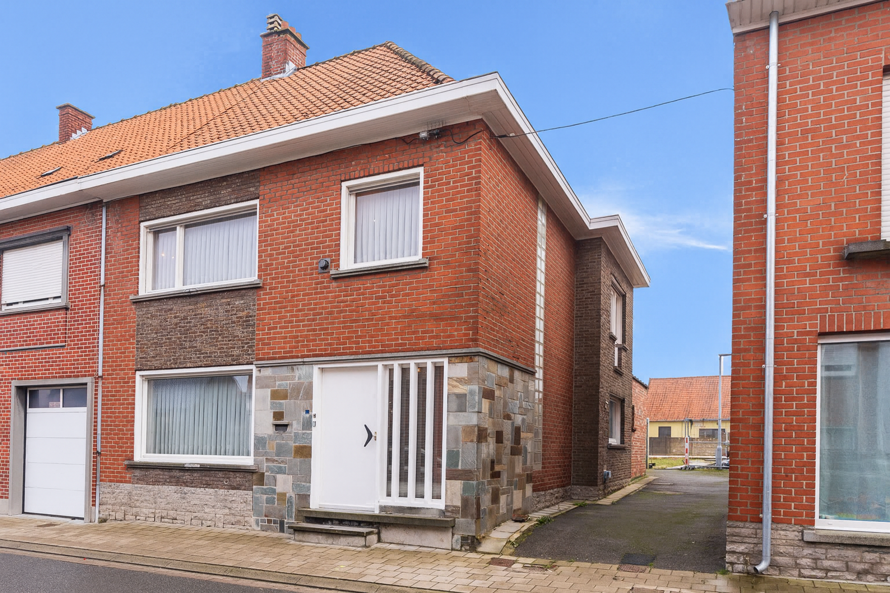 Halfopen gezinswoning met licht, structuur en potentieel - foto 1