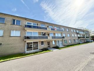 <p>Te koop: verzorgd appartement in Roeselare, gelegen in de Honzebroekstraat, nabij park, scholen en openbaar vervoer.</p>

<p> </p>

<p>Dit appartement (bouwjaar 1975) biedt een comfortabele indeling en een rustige, residentiële ligging met vrij zicht. De woning beschikt over twee slaapkamers, een lichtrijke living en een terras waar u kunt genieten van de buitenlucht. Dankzij de nabijheid van het administratief centrum en de woonkern zijn alle voorzieningen binnen handbereik.</p>

<p>Belangrijkste ruimtes:<br />• Living met veel lichtinval en toegang tot het terras<br />• Volledig ingebouwde keuken met spoelbak, vaatwasser, dampkap en oven<br />• Twee slaapkamers<br />• Badkamer met douche, ligbad en wastafel in meubel<br />• Apart toilet<br />• Berging</p>

<p>Troeven:<br />• Rustige ligging met vrij zicht<br />• Gunstig EPC<br />• elektriciteit conform</p>

<p> </p>

<p>Neem vandaag nog contact op met je ERA-makelaar voor een bezoek.</p>

<p> </p>

<p>JOUW DROOMAPPARTEMENT. ZO GEVONDEN!</p>