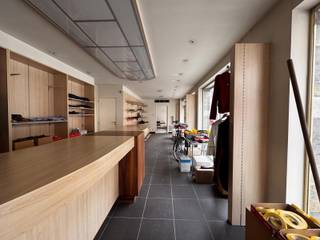 Dit te renoveren handelshuis MET VEEL POTENTIEEL heeft een bewoonbare oppervlakte van 256 m2 (volgens EPC-attest). <br /><br />De woning heeft maar liefst een ETALAGE VAN 16 m breedte en dit in het centrum van Roeselare. <br /><br />De indeling is als volgt: <br />Gelijkvloers: expositieruimte/winkelruimte<br />Verdieping + zolderverdieping: te renoveren<br />Kelder<br /><br />Plan snel uw bezoek in via www.albert.immo of bel naar Angelique op 0484/74 25 68.