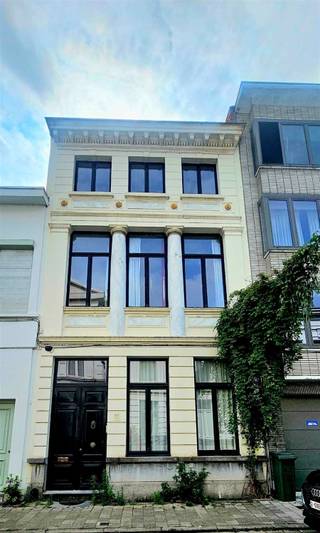 Zurenborg: herenwoning te huur! Dit herenhuis bevindt zich in een zijstraat van de Dageraadplaats. Er is een tuin aanwezig. Er zijn 2 keukens en 2...