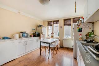 Duplexappartement met een bewoonbare oppervlakte van meer dan 110 m², perfect gelegen tussen de "Grand-Place" en het "Stadhuis".Dit appartement, die momenteel verhuurd is, bevindt zich op de eerste verdieping van een gebouw zonder lift en is toe aan een opknapbeurt.INDELING:Een eigen ingang die uitkomt op de trap naar de woning, een hal, een grote leefruimte bestaande uit een woonkamer en een ingerichte keuken, een badkamer, twee grote slaapkamers op de bovenverdieping en een ruime zolder waar nog een extra slaapkamer kan worden ingericht, een groot terras.