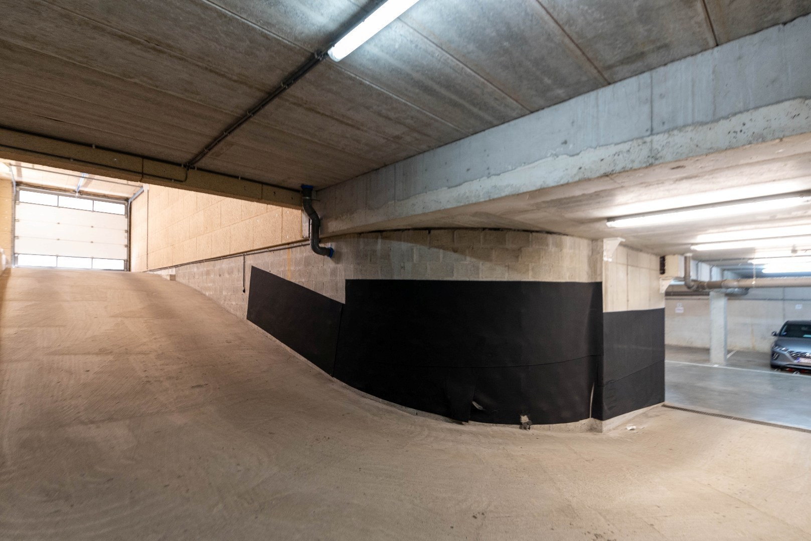 Ondergrondse autostaanplaats op centrale ligging - foto 4