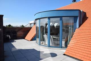 GEZELLIGE & LICHTRIJKE PENTHOUSE MET 2 SLAAPKAMERS + 2 GROTE ZONNETERRASSEN (30m2) GELEGEN OP DE 3DE VERDIEPING OP EEN BOOGSCHEUT VAN HET STRAND...