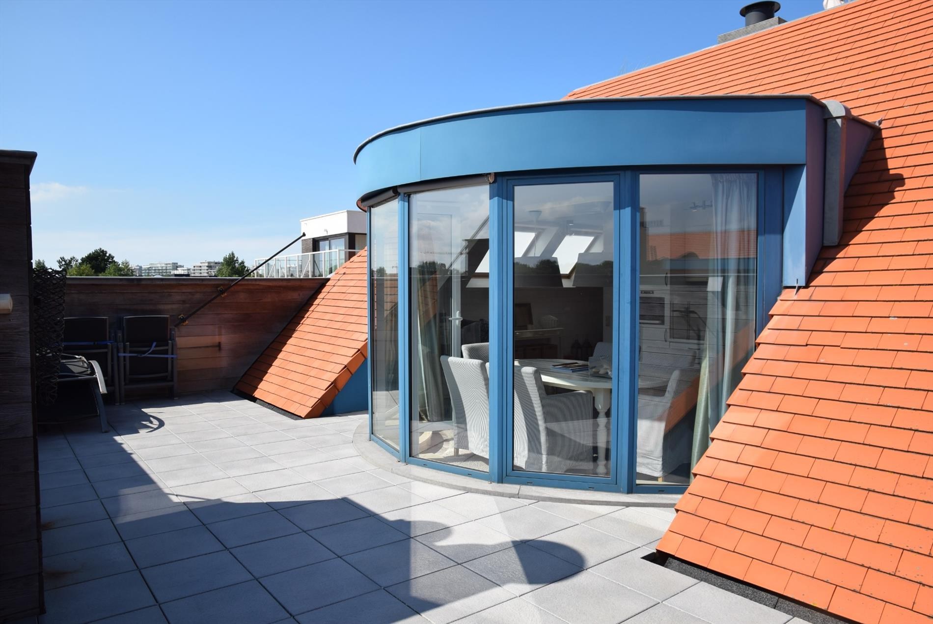 GEZELLIGE &amp; LICHTRIJKE PENTHOUSE MET 2 SLAAPKAMERS + 2 GROTE ZONNETERRASSEN (30m2) GELEGEN OP DE 3DE VERDIEPING OP EEN BOOGSCHEUT VAN HET STRAND EN HET CENTRUM - foto 4