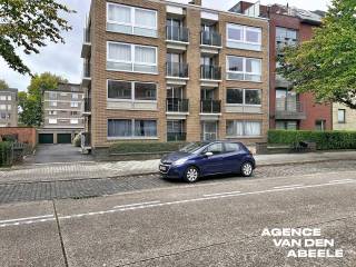 Dit op te frissen hoek appartement is gelegen in een rustige straat nabij Kristus Koning en beschikt over twee ruime slaapkamers. Het pand biedt een bewoonbare oppervlakte van 86 m² en buiten geniet u van 3 gezellige terrasjes.<br /><br />Het appartement maakt deel uit van een kleinschalige residentie. De aanwezigheid van een condensatieketel op aardgas zorgt voor een efficiënte en moderne verwarming, wat het comfort ten goede komt. Dankzij de 2 ruime slaapkamers ( 14.25 m2 - 11.7 m2 ) is er voldoende plaats voor tweepersoonsbed. Door de goede ligging en de praktische indeling is het een ideale investering voor wie houdt van rust en tegelijkertijd nabijheid van voorzieningen wenst. Een unieke kans om te wonen in het charmante Brugge.<br /><br />Troeven ;<br />* gegeerde ligging te Kristus Koning<br />* ruim hoek appartement<br />* 2 royale slaapkamers <br />* nieuwe condensatieketel op aardgas<br />* 3 terrasjes<br />* epc : label C 207 kWh /m2 jaar ( geen renovatieplicht )<br /><br />Voor meer info bel : 050/333973 - 0476/270379 ( buiten kantooruren )