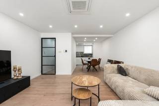 Ontdek deze instapklare, volledig vernieuwde en uitzonderlijk ruime woning mét garage, gelegen op een toplocatie in het hart van de stad. Hier...