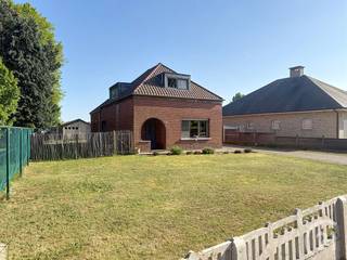 Instapklare woning in een doodlopende straat in het centrum van Morkhoven te koop!Je komt de woning binnen in de ruime inkomhal. Vervolgens kom je in...