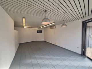 <p>Deze ruimte van ca. 46 m² is interessant gelegen aan de Hundelgemsesteenweg, een goed bereikbare en levendige verbindingsas in Gent. De ligging biedt een ruimte die geschikt is voor uiteenlopende professionele activiteiten.<br /><br />De ruimte beschikt over:<br />• ca. 46 m² bruikbare oppervlakte<br />• een afzonderlijk toilet<br />• een praktische kitchenette<br />• een flexibele indeling die naar eigen behoefte kan worden ingericht<br /><br />De ruimte kan interessant zijn voor:<br />• kantoor<br />• zelfstandige beroepsactiviteit<br />• consultancy of adviesbureau<br />• boekhoudkantoor<br />• architecten- of studiebureau<br />• coaching of begeleiding<br />• opleidings- of cursusruimte<br />• showroom of toonruimte<br />• dienstverlening<br />• atelier voor een kleinschalige, niet-hinderlijke activiteit<br />• andere professionele of commerciële doeleinden die verenigbaar zijn met de bestemming<br /><br />De ruimte wordt verhuurd onder het gemeen huurrecht en is bijgevolg bijzonder geschikt voor wie op zoek is naar een professionele ruimte zonder een klassieke handelshuurovereenkomst. Een interessante opportuniteit voor een zelfstandige, professional of onderneming die een goed gelegen en compacte ruimte zoekt.<br /><br />Contacteer Nele voor een afspraak via 0470 79 66 20 of via nele@cornelis-goeman.be.<br /><br />*De eventuele afbeeldingen bij deze advertentie zijn AI-gegenereerde sfeerbeelden en dienen uitsluitend ter illustratie van de mogelijke inrichting en gebruiksmogelijkheden van de ruimte. Ze vormen geen exacte weergave van de huidige toestand, indeling of afwerking van het pand.</p>