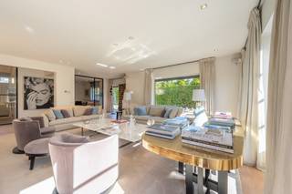 Schitterende luxueuze villa op wandelafstand van de winkels, het strand, de Royal Zoute Golf en het Dominicanenkerkje. Indeling: inkomhal...