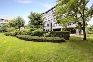 Kantoor van 250 m² te huur. Strategisch gelegen op slechts 2 minuten van de R0 (op- en afrit Jette) en geniet van een vlotte verbinding met de...