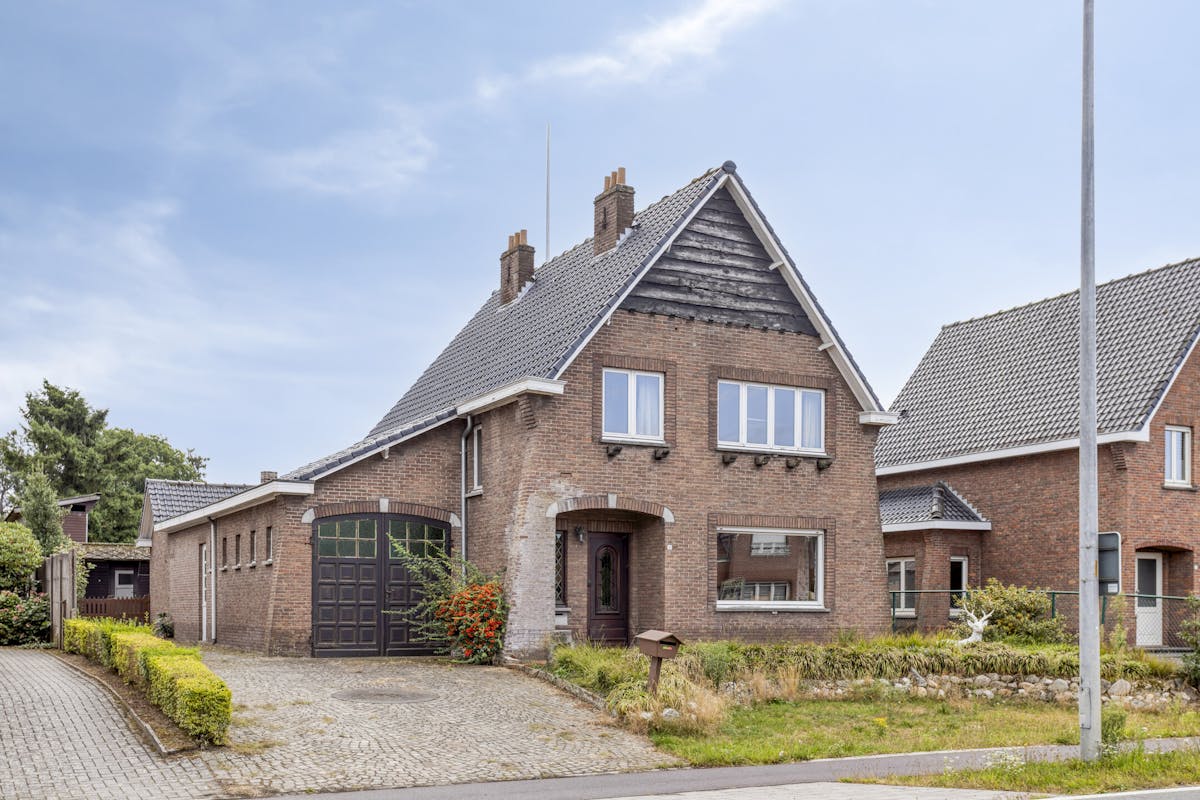 Te renoveren woning te koop net buiten het centrum van Retie - foto 1