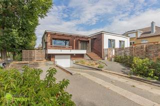 <p>Ruime OB met 4 slaapkamers, garage en tuin te Berlare</p><p>Deze instapklare woning met een bewoonbare oppervlakte van <strong>250 m²</strong> bevindt zich op een perceel van <strong>595 m²</strong> en is gunstig gelegen in een residentiële wijk nabij winkels, scholen en openbaar vervoer. Dankzij de 4 slaapkamers, 2 badkamers, ruime garage en volledig omheinde tuin, combineert deze woning optimaal comfort met een praktische indeling.<br />De woning beschikt over een EPC-label C (276 kWh/m²) en werd reeds voorzien van talrijke energetische verbeteringen, waaronder vernieuwde ramen, dakisolatie en een pelletketel.<br /> </p><p><strong><u>Indeling</u></strong><br />Op het gelijkvloers betreed je de woning via de inkomhal die toegang biedt tot een apart gastentoilet en verder leidt naar de lichtrijke leefruimte. Deze ruimte sluit naadloos aan op de volledig vernieuwde keuken die uitgerust werd met alle moderne toestellen. Vanuit de leefruimte heb je een mooi zicht op de tuin en rechtstreeks toegang tot de volledig omheinde buitenruimte. Op deze verdieping bevinden zich bovendien vier slaapkamers en een badkamer, waardoor alle basisvoorzieningen zich op het gelijkvloers bevinden.<br />De benedenverdieping beschikt over een ruime garage waar tevens de nutsvoorzieningen zijn ondergebracht. Daarnaast zijn er verschillende functionele ruimtes, waaronder een bureauruimte die perfect kan dienen als werk- of hobbykamer, een wasplaats met aansluiting voor wasmachine en droogkast, twee bergruimtes én een tweede badkamer. Dit maakt van de benedenverdieping een uiterst praktische aanvulling die tal van mogelijkheden biedt.<br /> </p><p><strong><u>Extra troeven</u></strong><br />- Volledig omheinde tuin rondom de woning<br />- Buitenparkeerplaats voor 4 wagens<br />- Reeds uitgevoerde energetische werken: nieuwe ramen, dakisolatie, pelletketel (verwarming & warm water)<br />- Algemene vernieuwingswerken: vernieuwd dak, keuken, grotendeels vernieuwde elektriciteit, nieuwe omheining tuin</p><p><br />Voor meer informatie of een persoonlijk bezoek kan u steeds contact opnemen –<br />T: 052/55.55.55 of 0479/36.88.14 | info@immotwins.be - maxime@immotwins.be | www.immotwins.be</p>