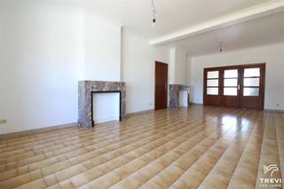 Discover this single-storey house in Berloz, offering +/- 120 m² of living space, ideal for a couple or small family. It features a large,...