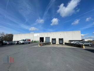 Bedrijfsgebouw met een oppervlakte van +/- 6.000 m² op een terrein van maar liefst +/- 10.137 m² te huur.De loods die toegankelijk is via 2 laadkades...