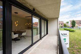 Bent u op zoek naar een instapklaar, recent appartement in Eeklo? Dan zal dit prachtig afgewerkte gelijkvloers appartement aan de Dullaert in Eeklo u onmiddellijk weten te bekoren! Het appartement bevindt zich op enkele passen van het stadscentrum, het Krügerpark, het Leen... <br /><br />Dit recent appartement van bouwjaar 2021 verkeert in absolute nieuwstaat en werd bovendien nooit eerder bewoond. U geniet hier van alle voordelen van energiezuinig wonen dankzij het gunstige EPC-label A. Daarnaast werd het appartement zeer hoogwaardig en kwalitatief afgewerkt.<br /><br />De bijzonder lichtrijke leefruimte vormt het centrale punt van het appartement. Dankzij de grote raampartijen baadt de woonkamer in veel natuurlijk daglicht en is er tevens een directe verbinding met het ruime overdekte terras van 12m². De stijlvolle open keuken is dé blikvanger van dit appartement en werd uitgerust met kwaliteitsvolle materialen, een stijlvol kookeiland en tijdloos design dat aansluit bij het appartement.<br /><br />Indeling:<br />- ruime inkomhal<br />- gastentoilet<br />- slaapkamer 1 (momenteel voorzien van sauna, die eventueel kan verwijderd worden)<br />- prachtige slaapkamer 2<br />- moderne badkamer met inloopdouche en badkamermeubel<br />- zeer lichtrijke woonkamer<br />- volledig ingerichte keuken<br />- berging/wasplaats<br />- overdekt zuid gericht terras met berging<br />- garagebox<br />- kelderberging<br />- gemeenschappelijke fietsenstalling<br /><br />De woonkamer is voorzien van automatisch bedienbare zonwering en de slaapkamers zijn tevens voorzien van raamdecoratie. Het appartement is ook reeds professioneel geschilderd.<br /><br />De mogelijkheid bestaat om het meubilair over te nemen.<br /><br />Een absoluut prachtig instapklaar appartement zoals u deze zelden zal tegenkomen. <br /><br />Kom deze unieke kans snel ontdekken en vraag uw bezoek aan!<br />09/377 31 77 - vastgoed@aclea.be