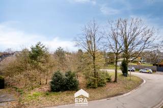 <p>Deze bouwgrond is gelegen in het charmante en groene Wijchmaal, een geliefde deelgemeente van Peer. De omgeving staat bekend om haar residentiële en harmonieuze karakter, waar rust en architecturale kwaliteit mooi samenkomen.<br /><br />De bouwgrond biedt momenteel ruimte voor een riante, alleenstaande woning. Dankzij de royale maximale bouwbreedte tot 20 meter en een bouwdiepte van 14 meter op het gelijkvloers, biedt dit perceel heel wat mogelijkheden om een zeer ruime en comfortabele woning te realiseren.</p>
<p><br /><strong>Enkele troeven:</strong></p>
<ul><li><strong>Ruime bouwmogelijkheden:</strong> Met een toegestane bouwbreedte van 2/3de van de kavelbreedte (max. 20m) kunt u hier een indrukwekkend volume creëren.</li><li><strong>Combinatie wonen &amp; werken:</strong> De voorschriften staan toe dat tot 50% van de gelijkvloerse oppervlakte gebruikt wordt voor een vrij beroep of diensten.</li><li><strong>Groen en kwalitatief:</strong> Er is een strikt behoud van bestaande hoogstammige bomen, wat zorgt voor een onmiddellijk volwassen en groene tuin.</li><li>
<p><strong>Potentieel voor projectontwikkeling:</strong> Hoewel momenteel vergund voor één woning, zijn er — mits toestemming van de gemeente — mogelijkheden voor de realisatie van twee halfopen bebouwingen.</p>
</li></ul>
<p><br />De volledige bouwvoorschriften kunnen via mail bezorgd worden. Denkt u eraan om uw eigen ding te doen in Wijchmaal?</p>
<p>Contacteer ons dan via impact@era.be of via 089 46 48 63.</p>