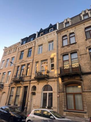 Bezoekdag = volzet!<br />Stel je voor: thuiskomen in een rustige straat in het geliefde 2018 Antwerpen, in de aangename Sint-Laureisstraat, waar je de drukte van de stad achter je laat en binnenstapt in een appartement dat tot in de puntjes werd gerenoveerd. Dit éénslaapkamerappartement straalt vanaf het eerste moment warmte, comfort en kwaliteit uit.<br /><br />Wanneer je de leefruimte binnenkomt, valt het natuurlijke licht meteen op. De grote ramen laten het daglicht rijkelijk binnenstromen en brengen de mooie parketvloer volledig tot zijn recht. Hier creëer je moeiteloos een gezellige zithoek en een uitnodigende eetplaats, een plek om ’s avonds te ontspannen of vrienden te ontvangen in een stijlvolle setting.<br /><br />Op het idyllische balkon geniet je ’s ochtends van je koffie in de zon of van een goed glas wijn bij het aperitief.<br /><br />De slaapkamer biedt een comfortabele en rustige plek om je terug te trekken. De moderne badkamer, uitgerust met lavabo, toilet en een ruime inloopdouche, sluit perfect aan bij de hedendaagse uitstraling van het appartement. Extra bergruimte vind je in de privatieve kelder, en ook aan praktisch comfort is gedacht: een fiets kan eenvoudig geplaatst worden in de gang beneden.<br /><br />De maandelijkse huurprijs bedraagt €895 en het appartement is beschikbaar vanaf 15 april.<br /><br />Ben je op zoek naar een plek waar comfort, licht, een fijn balkon en een toplocatie samenkomen in een prachtig gerenoveerd geheel? Contacteer ons dan via info@wellimmo.net of bel naar 03 225 00 68.