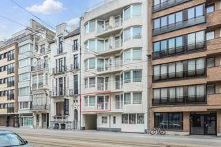 Ontdek dit recent en instapklaar appartement met 2 slaapkamers, gelegen op de 1ste verdieping van residentie La Couronne. Dankzij de uitstekende ligging bevindt u zich op wandelafstand van het strand, winkels, restaurants en openbaar vervoer. Het appartement beschikt over een ruime en lichtrijke leefruimte met open keuken en een praktische berging. Vanuit de woonkamer heeft u toegang tot een gezellig terras vooraan. De twee slaapkamers geven uit op een terras achteraan. Daarnaast is er een fietsenstalling aanwezig in het gebouw en bestaat de mogelijkheid om een staanplaats aan te kopen. Een ideale woonst als vaste verblijfplaats, tweede verblijf of investering. Aarzel niet en plan vandaag nog uw bezoek!