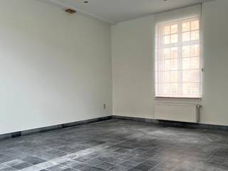 Charmante, leuke woning te huur op het Begijnhof van Diest, Engelen Conventstraat 26.<br /><br />De woning bestaat uit 3 verdiepen met een gezellige stadstuin en heeft een bewoonbare oppervlakte van +/- 180m².<br /><br />Indeling van de woning :<br />inkomhal<br />kelder<br />woonkamer<br />eetkamer<br />keuken<br />berging<br />tuin<br />tussenverdiep met toilet<br />1ste verdiep : 2 slaapkamers, dressing en badkamer<br />2de verdiep : grote open ruimte<br /><br />Staanplaats voorzien op het Begijnhof<br />CV op gas<br />EPC : 304, label D<br /><br />Huurprijs : 1.350 €<br /><br />Wenst u graag uw nieuwe thuis te maken op het charmante Begijnhof van Diest, gelieve dan kan u via onze site www.alvast.be een aanvraag te plaatsen voor een bezichtiging.