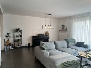 Zonnig appartement omvattende inkomhal, woonkamer met open ingerichte keuken, zonneterras, wasberging, badkamer, apart toilet, en kelderberging op...