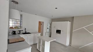 <p>Deze gerenoveerde woning bevindt zich op een steenworp van de rupeldijk. Bij het binnenkomen betreed je de inkomhal, die direct leidt naar de gezellige leefruimte. Praktisch ingericht achter deze ruimte bevindt zich de berging/wasplaats. Aansluitend op de keuken vind je de eetruimte, met voldoende plaats om uitgebreid te tafelen met familie en vrienden. Via de trap bereik je de bovenverdieping. Aan de linkerkant bevindt zich een volwaardige, compacte slaapkamer. Aan de rechterkant ligt een zeer royale slaapkamer, die eenvoudig kan worden opgedeeld in twee volwaardige kinderkamers of een extra hobby-/bureauruimte. Aan de straatkant hebben we nog een gezellig terras, waar het de hele dag zonnig vertoeven is in de zomer. Het privacydoek voorkomt inkijk en garandeert een zorgeloos en beschut gevoel.</p><p>Vaste bezoekdagen Afspraak te maken via mail</p>