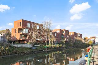 Cet appartement exclusif a été fini avec des matériaux de haute qualité et respire la classe et la qualité. <br />Situé dans la résidence @ Fluvium Legia, vous êtes assuré de vivre au calme, au bord de l'eau et entouré de verdure. <br /><br />Grâce à la présence de chaudières solaires, à une isolation complète, à une ventilation avec récupération de chaleur et à un chauffage par le sol, l'efficacité énergétique est garantie. <br /><br />À l'intérieur, nous trouvons un espace de vie avec une cuisine ouverte équipée de matériaux et d'appareils électroménagers de très haute qualité. L'espace de vie est un atout absolu : un salon spacieux avec de grandes fenêtres et beaucoup de lumière naturelle et des armoires encastrées. La terrasse est accessible par une fenêtre coulissante. L'appartement dispose également de deux chambres, d'une salle de bain (double vasque et douche à l'italienne) et de toilettes. <br /><br />Dans l'appartement lui-même, il y a un débarras séparé qui, avec le sous-sol, offre un espace de rangement suffisant. <br /><br />Avantages : <br />- Un repos ultime en plein centre de Gand<br />- Finition et appareils électroménagers de haute qualité<br />- faible niveau E<br />- projet de nouvelle construction à petite échelle<br /><br />Il y a un local à vélos en sous-sol et un parking peut être loué pour 115,00 EUR/mois).<br /><br />Les frais communs, sous forme de commission, s'élèvent à 130,00 EUR/mois et sont destinés à l'entretien des parties communes ainsi qu'à une avance sur la consommation de chauffage privée. <br /><br />Une opportunité rare pour ceux qui recherchent une vie de qualité dans un emplacement de premier ordre.<br />