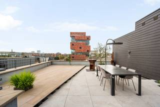 Op zoek naar de ultieme Antwerpse lifestyle? Dit adembenemende duplex-penthouse in een kleinschalig gebouw biedt een zeldzame combinatie van luxe, rust en een werkelijk fenomenaal uitzicht op het MAS, Schelde en Havenhuis. 't Eilandje is de meest hippe en gezochte buurt van Antwerpen. Hier geniet u van een unieke, maritieme sfeer. Levendige terrasjes, toprestaurants en gezellige koffiebars liggen aan uw voeten. <br />Niveau 1:<br />Via de lift betreedt u rechtstreeks de lichtrijke leefruimte met stijlvolle ingebouwde kasten en een uitklapbaar tv-systeem dewelke is volledig weg te werken in de kast. Volledig geïnstalleerde keuken met aansluitend een praktische berging. Toegang tot riant terras met uitzonderlijk uitzicht op het MAS en het water. Comfortabele master bedroom met ensuite badkamer <br />Niveau 2: <br />Grote polyvalente ruimte, ideaal als extra slaapkamer, lounge of thuiskantoor omringd door maatkasten. Toegang tot een gigantisch dakterras met een onbetaalbaar, panoramisch uitzicht op het water en het MAS. Dé perfecte plek voor een aperitief bij zonsondergang.<br />Troeven: <br />- Uitzonderlijke terrassen met zicht op het MAS en water <br />- Gelegen op de hipste buurt van Antwerpen ‘t eilandje <br />- Mogelijkheid tot aankoop autostaanplaats in het gebouw met laadpaal