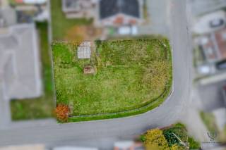 Zeer gunstig gelegen bouwperceel van ca. 550 m² (afgerond ca. 20 m x 30 m).Geniet van de rustige ligging in een aangename buurt, en toch vlakbij het...